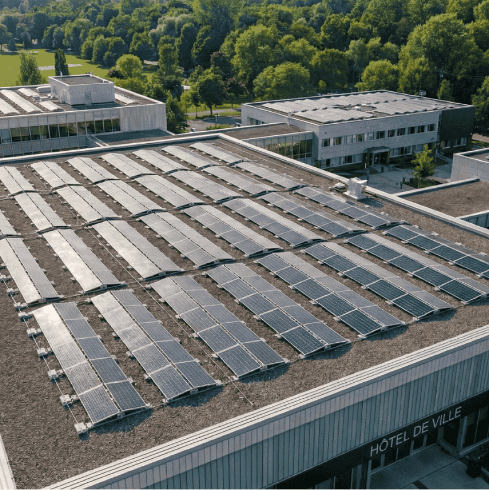 Installation photovoltaïque en toiture destinée aux collectivités, composée de panneaux solaires posés sur un bâtiment public pour produire de l’énergie renouvelable.